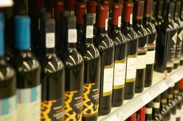 Butelki wina na supermarket półka Obraz Stockowy