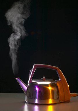 Kaynar Su ısıtıcısının Spout'undan Akan Buhar