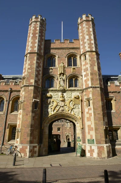 イギリス・ケンブリッジのセントジョンズカレッジのメインゲート — ストック写真