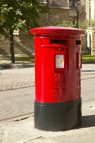Red post box in Cambridge, Engeland — Stockfoto
