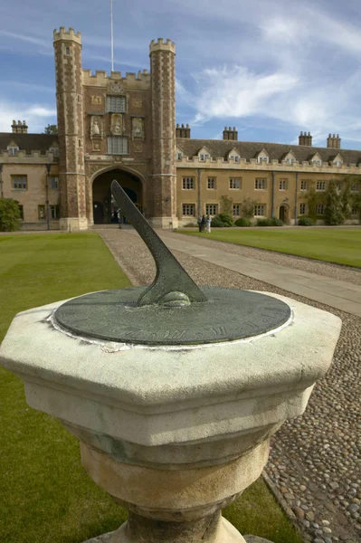 日時計 グレート コート トリニティ カレッジ ケンブリッジ イングランド — ストック写真