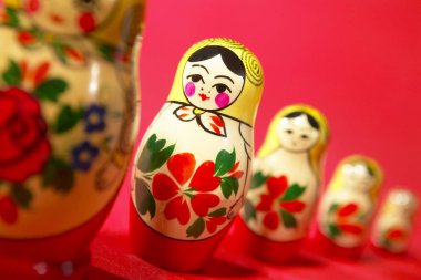 Kırmızı zemin üzerine Rus bebek