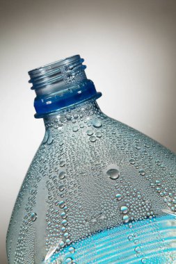 Plastik şişe içinde Yoğuşmalı su damlaları