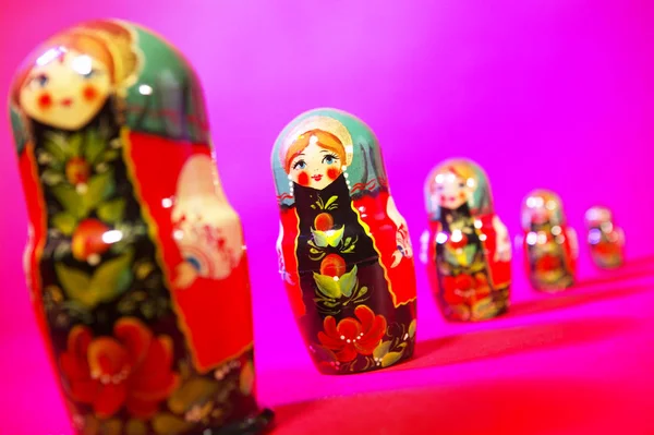 Russische poppetjes op rode achtergrond — Stockfoto