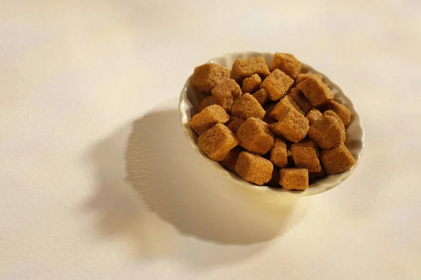 Cubes de sucre dans un bol blanc — Photo