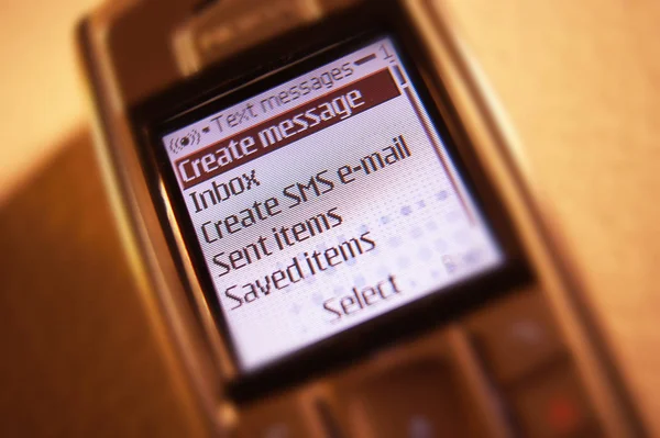 휴대 전화 화면에 메시지 메뉴 만들기 — 스톡 사진