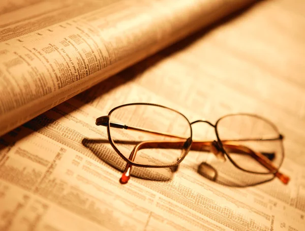 Glasögon på finansiella papper — Stockfoto