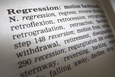 Eş anlamlılar sözlüğü Sayfa Yakın Çekimde Regresyon Sözcüğünün Tanımını Gösteren