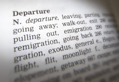 Eş anlamlılar sözlüğü sayfa yakın çekimde Sözcük Depature Tanımı gösteren