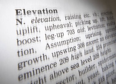 Eş anlamlılar sözlüğü sayfa yakın çekimde Kelime Yüksekliğinin Tanımını Gösteren