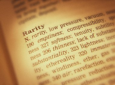 Eş anlamlılar sözlüğü sayfa yakın çekimde Nadir Kelimesinin Tanımını Gösteren