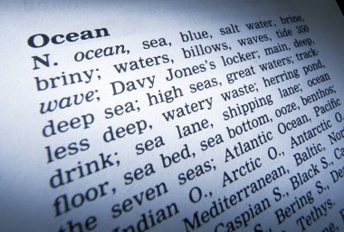 Eş anlamlılar sözlüğü sayfa yakın çekimde Okyanus Kelimesinin Tanımını Göstererek