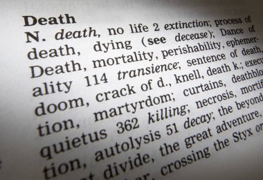 Eş anlamlılar sözlüğü sayfa yakın çekimde Ölüm Kelimesinin Tanımını Gösteren