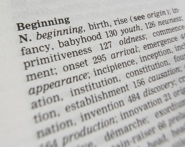 Thesaurus-Seite mit Definition des Wortbeginns — Stockfoto