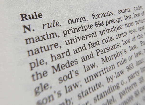 Thesaurus-Seite mit der Definition der Wortregel — Stockfoto