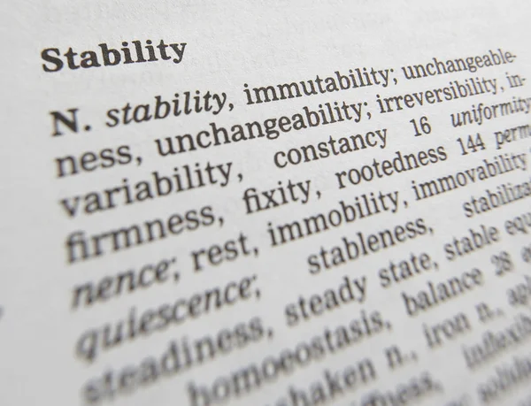 Strona tezaurusa pokazująca definicję stabilności programu Word — Zdjęcie stockowe