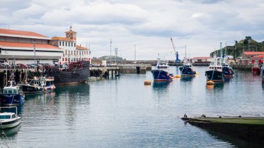 Bermeo/İspanya; 11/11/2018 Bermeo bağlantı noktası, balık ağlarına yanındaki balıkçı teknesi