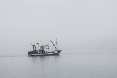 Denizin altında Cantabric deniz bulutlarda balıkçı teknesi. Laredo