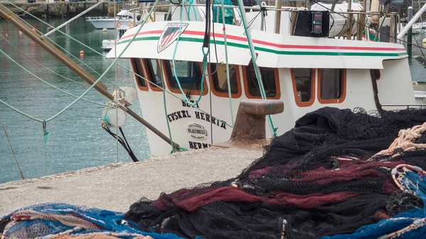 Bermeo España 2018 Barco Pesquero Puerto Bermeo Junto Sus Redes — Foto de Stock