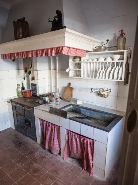 在铁谷莱加兹皮的一个工薪阶层社区的旧厨房 — 图库照片