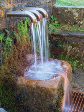 Urkiola/İspanya; 17/Kasım/2018pol Pol Çeşme Bask Ülkesi'Urkiola Tabiat Parkı