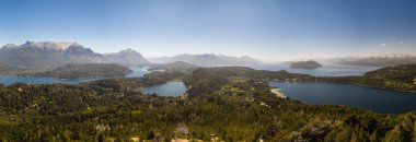 Nahuel Huapi Gölü Bariloche, Arjantin, panoramik. Patagonya whit yeşil orman Andes