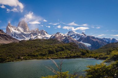 Peyzaj Mount Fitz Roy El Chalten, Arjantin için. Dağlar, orman, göl ve buzul buzullar Milli Parkı Patagonya