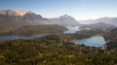 Nahuel Huapi Gölü Bariloche, Arjantin, panoramik. Patagonya whit yeşil orman Andes