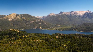 Nahuel Huapi Gölü Bariloche, Arjantin, panoramik. Patagonya whit yeşil orman Andes