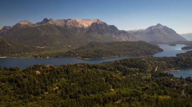 Nahuel Huapi Gölü Bariloche, Arjantin, panoramik. Patagonya whit yeşil orman Andes