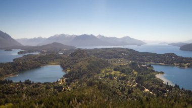 Nahuel Huapi Gölü Bariloche, Arjantin, panoramik. Patagonya whit yeşil orman Andes