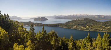 Nahuel Huapi Gölü Bariloche, Arjantin, panoramik. Patagonya whit yeşil orman Andes