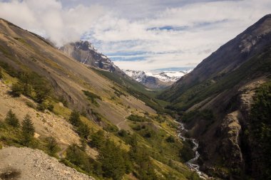 Torres del Paine manzarada. Torres del Paine Milli Parkı Şili'deki vadide. Patagonya. Nehir ve yolun sol arkaya Torres del Paine alanına tırmanış