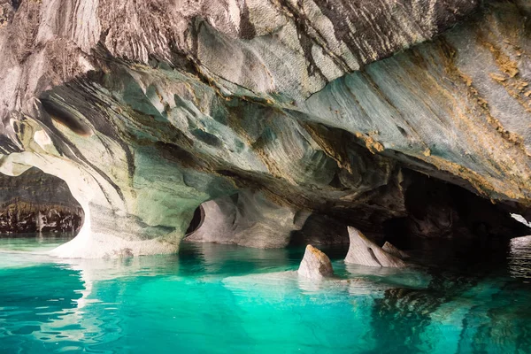 Şili mermer katedralde detayını. Göl genel Carrera Patagonya'mavi su