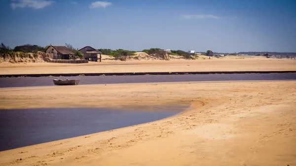 Barra de valizas, Uruguay, Cabo Polonio yakınındaki küçük tekne. suuny gün