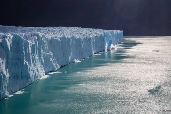 Perito Moreno Buzulu Güney Arjantin'de buzullar Milli Parkı aşağı kırma. Patagonia, buzdağları yapma