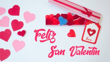 San Sevgililer günü dekorasyon kalp jöle fasulye gummies ve kırmızı ve pembe Kağıt kalpleri bir kutusu ile yaptı. Sevgilim hediye. İspanyolca güzel kart