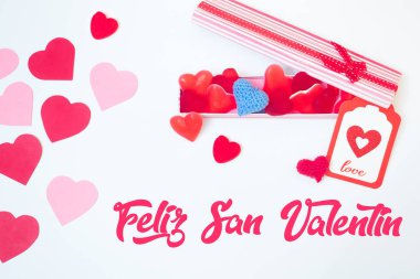 San Sevgililer günü dekorasyon kalp jöle fasulye gummies ve kırmızı ve pembe Kağıt kalpleri bir kutusu ile yaptı. Sevgilim hediye. İspanyolca güzel kart