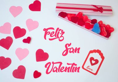 San Sevgililer günü dekorasyon kalp jöle fasulye gummies ve kırmızı ve pembe Kağıt kalpleri bir kutusu ile yaptı. Sevgilim hediye. İspanyolca güzel kart