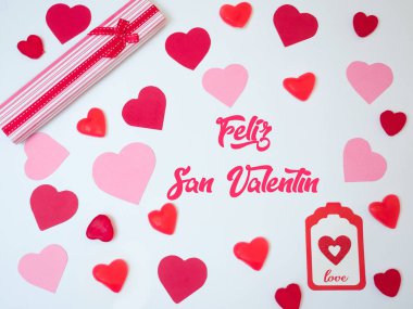 San Sevgililer günü dekorasyon kartı kırmızı ve pembe Kağıt kalpleri ile yaptı. Hediye kartı.