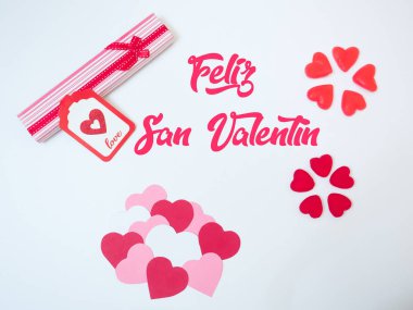 San Sevgililer kalpler dekorasyon kırmızı ve pembe kağıtları ve jöle fasulye ve gummies ile yaptı. Valetines gün