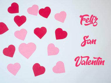 San Sevgililer kalpler dekorasyon kırmızı ve pembe kağıtları ve jöle fasulye ve gummies ile yaptı. Valetines gün