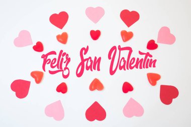 San Sevgililer kalpler dekorasyon kırmızı ve pembe kağıtları ve jöle fasulye ve gummies ile yaptı. Valetines gün
