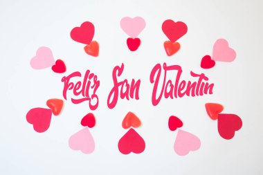 San Sevgililer kalpler dekorasyon kırmızı ve pembe kağıtları ve jöle fasulye ve gummies ile yaptı. Valetines gün