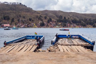 Göl kenarında Copacabana Bolivya'daki geçmeye Lake Titicaca tekneler
