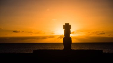 Moai shilouette Ahu Tahai sırasında günbatımı, Paskalya Adası, Şili, Güney Amerika içinde