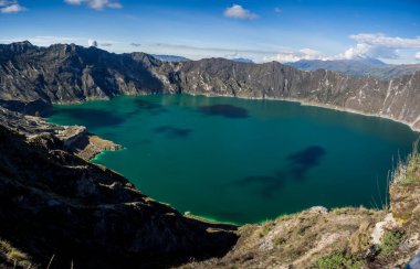 Quilotoa, Ekvador volkan Gölü nün panoramik. İçinde küçük bir kayık ile