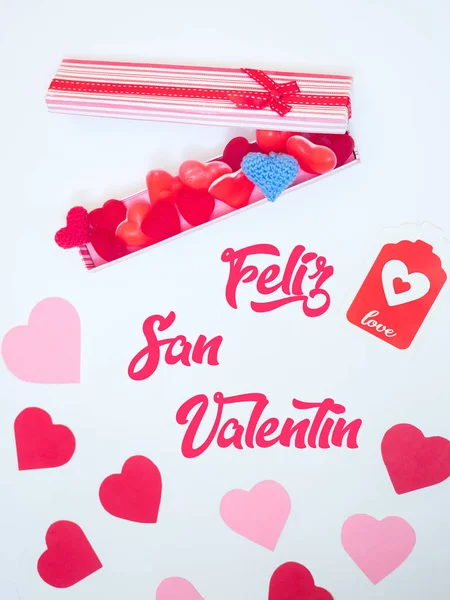 Tarjeta Decorativa San Valentín Hecha Con Corazones Papel Rojo Rosa —  Fotos de Stock