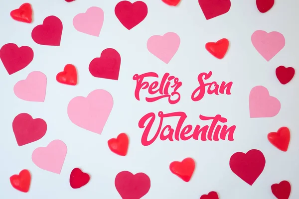 San Sevgililer Günü Dekorasyon Kartı Kırmızı Pembe Kağıt Kalpleri Ile — Stok fotoğraf