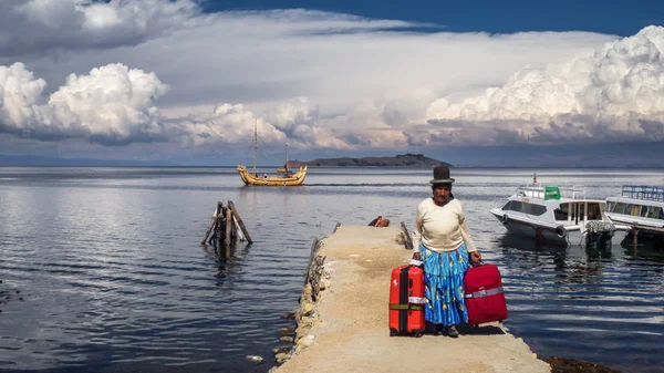 Cholita Mujer Nativa Los Andes Bolivianos Una Cubierta Con Bolsas — Foto de Stock